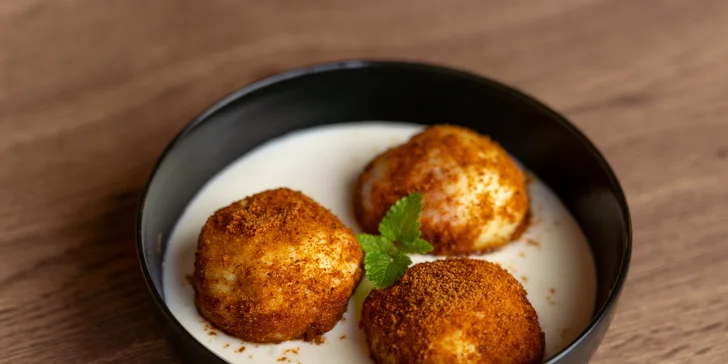 Tříchodové menu se špízem z vepřové panenky a kuřecích prsou i s láhví vína pro 2 osoby