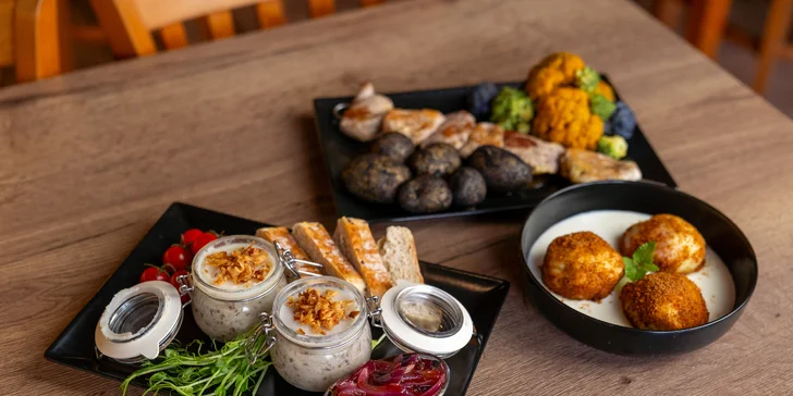 Tříchodové menu se špízem z vepřové panenky a kuřecích prsou i s láhví vína pro 2 osoby