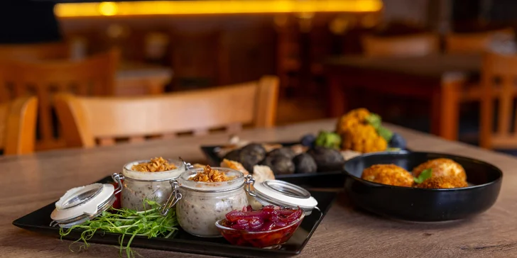 Tříchodové menu se špízem z vepřové panenky a kuřecích prsou i s láhví vína pro 2 osoby