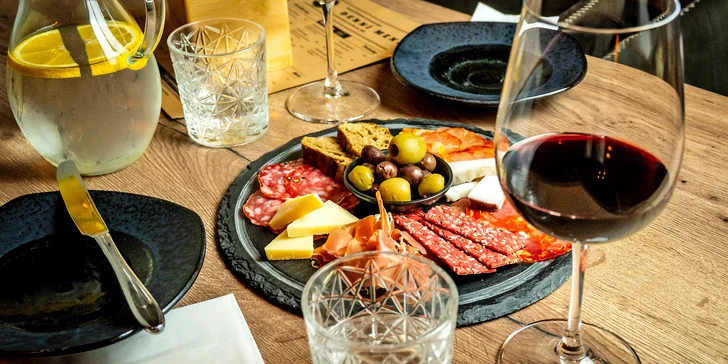 Víno dle výběru i tapas se sýry nebo uzeninami pro dva: podnik KouZi Kitchen na okraji Prahy