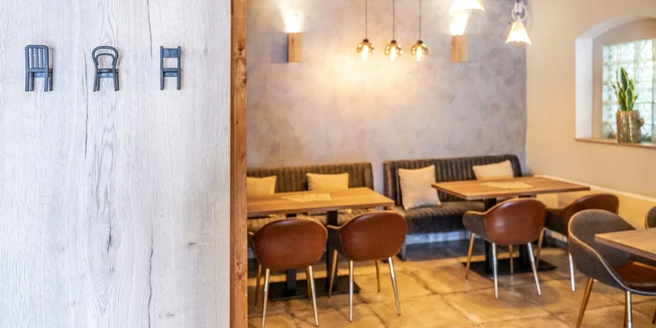 Víno dle výběru i tapas se sýry nebo uzeninami pro dva: podnik KouZi Kitchen na okraji Prahy