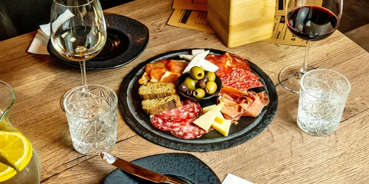 Víno dle výběru i tapas se sýry nebo uzeninami pro dva: podnik KouZi Kitchen na okraji Prahy