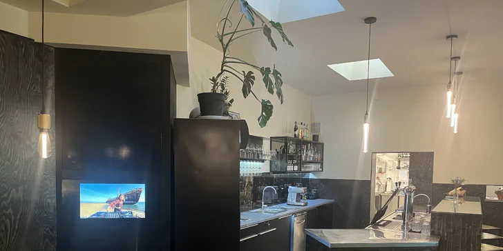Tříchodové menu pro dva na Letné: polévka, pizza či pasta, cheesecake a sklenka prosecca