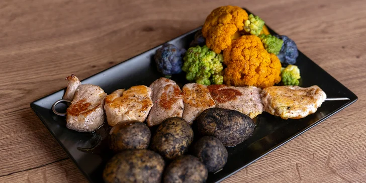 Tříchodové menu se špízem z vepřové panenky a kuřecích prsou i s láhví vína pro 2 osoby