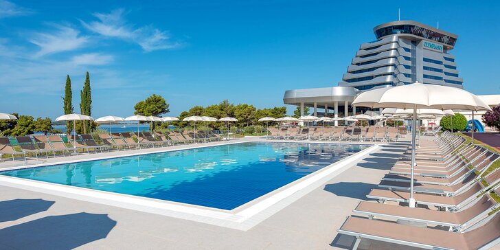 Dovolená se snídaní či polopenzí v chorvatské Vodici: ubytování 300 m od pláže, vnitřní a venkovní bazén