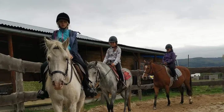 Zážitek pro malé i velké: vyjížďka na koni i na poníkovi v přírodě na ranči