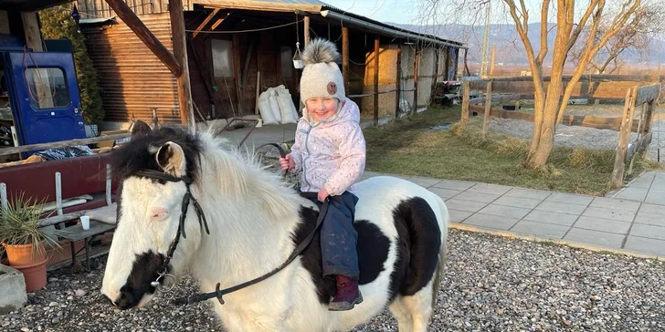 Zážitek pro malé i velké: vyjížďka na koni i na poníkovi v přírodě na ranči