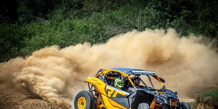 Jízda v dakarské buggy Can-Am Maverick na terénní trati: spolujezdec či řidič