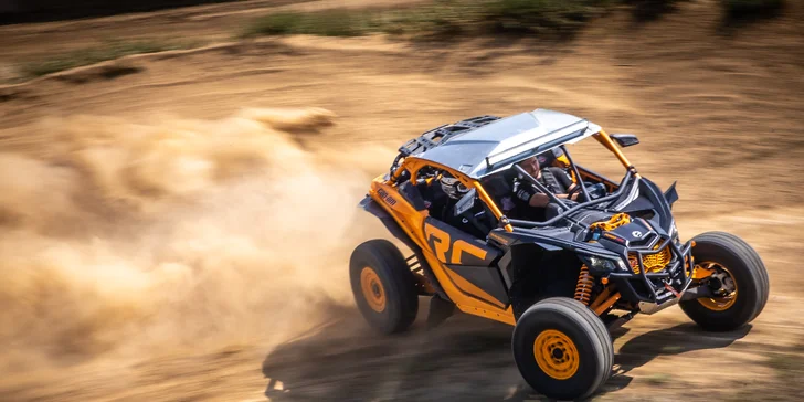 Jízda v dakarské buggy Can-Am Maverick na terénní trati: spolujezdec či řidič