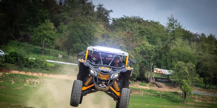 Jízda v dakarské buggy Can-Am Maverick na terénní trati: spolujezdec či řidič