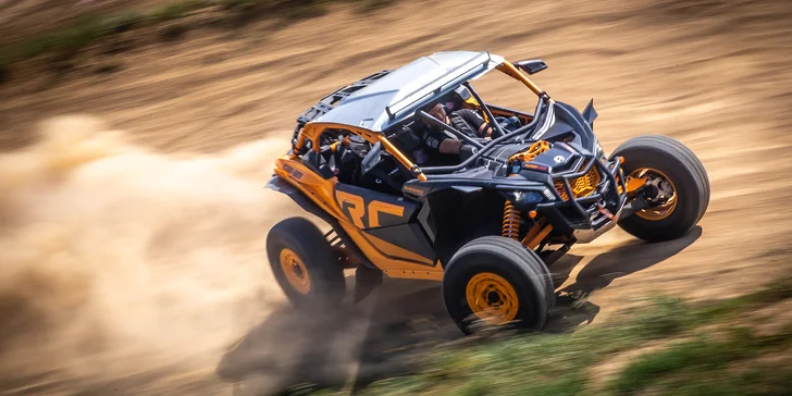Jízda v dakarské buggy Can-Am Maverick na terénní trati: spolujezdec či řidič
