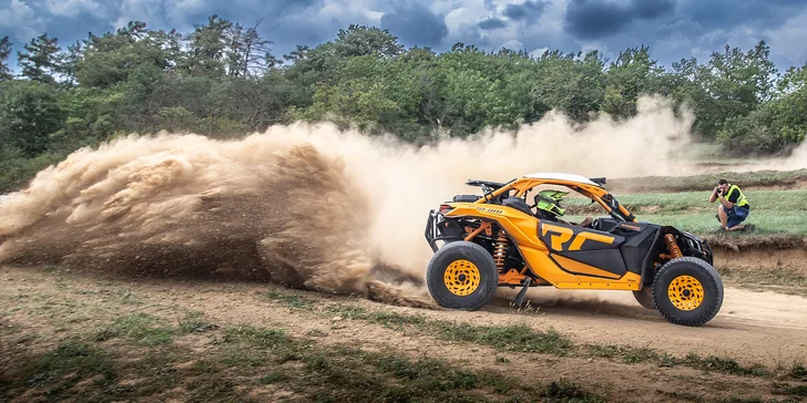 Jízda v dakarské buggy Can-Am Maverick na terénní trati: spolujezdec či řidič