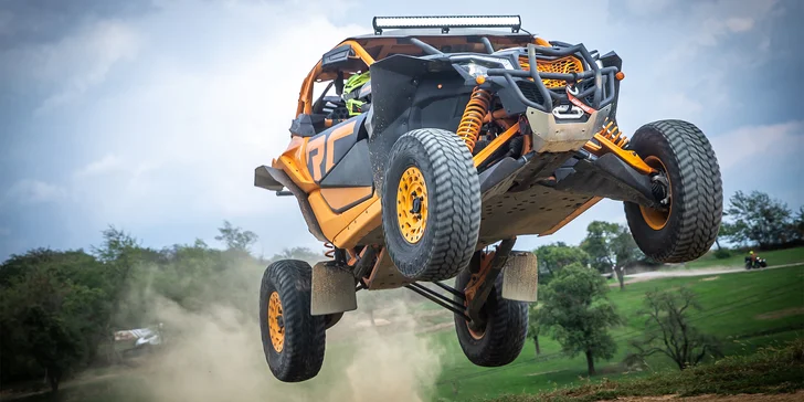 Jízda v dakarské buggy Can-Am Maverick na terénní trati: spolujezdec či řidič