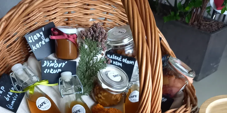 Otevřený voucher na dárkové balíčky, kávu, dezerty, koktejly a jídla z nabídky CAFE59