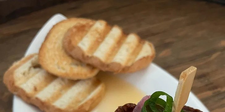 Otevřený voucher na dárkové balíčky, kávu, dezerty, koktejly a jídla z nabídky CAFE59