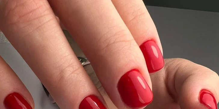 Manikúra a modeláž nehtů: gellak, prodloužení, péče i krátká masáž rukou