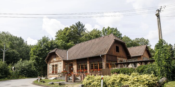 Maringotka na jihu Čech: nocleh i snídaně či polopenze a relax v dřevěném koupacím sudu s vířivkou