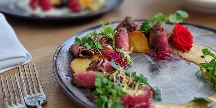 4chodové menu a sklenka prosecca ve špičkové restauraci: paštika, kukuřičný krém, roastbeef i závin