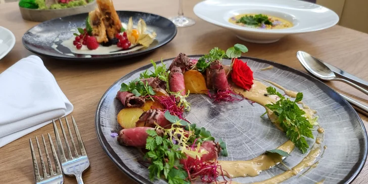 4chodové menu a sklenka prosecca ve špičkové restauraci: paštika, kukuřičný krém, roastbeef i závin