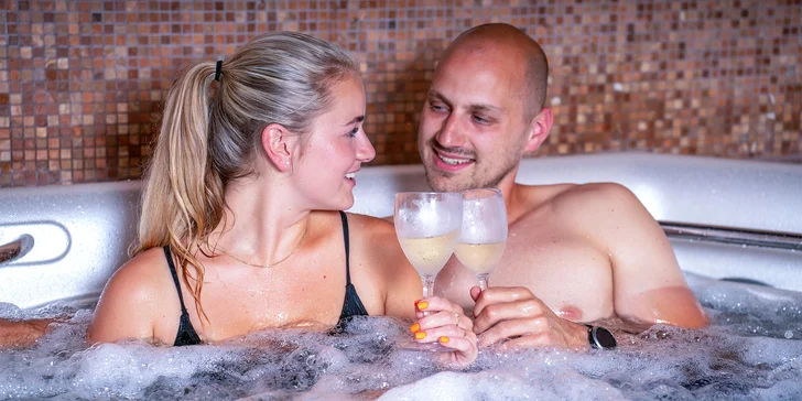 Skvělé rande pro pár: privátní vířivka, domácí ledový čaj a sleva do restaurace