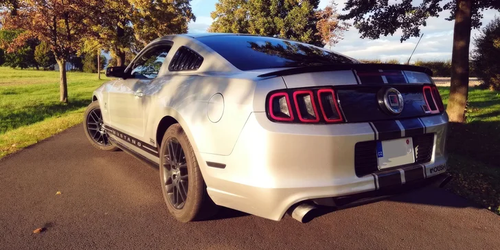Upravený Ford Mustang: 30 nebo 60 min. řízení, až 2 pasažéři zdarma