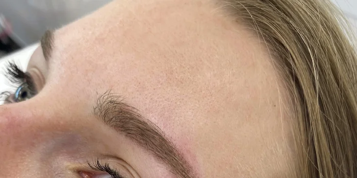 Permanentní make-up na Vinohradech: linky mezi řasy, pudrové obočí i korekce