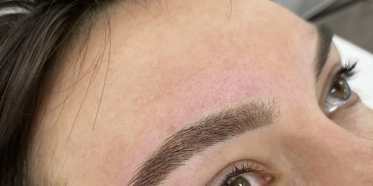 Permanentní make-up na Vinohradech: linky mezi řasy, pudrové obočí i korekce