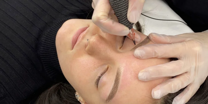 Permanentní make-up na Vinohradech: linky mezi řasy, pudrové obočí i korekce