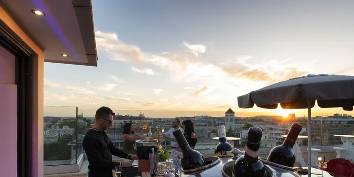 Luxusní 4* hotel v centru Říma: 1,3 km od Fontány di Trevi a 2,5 km od Kolosea