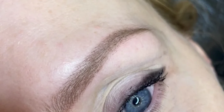 Permanentní make-up na Vinohradech: linky mezi řasy, pudrové obočí i korekce