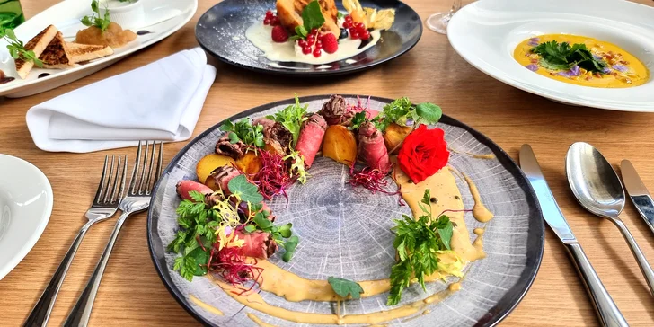 4chodové menu a sklenka prosecca ve špičkové restauraci: paštika, kukuřičný krém, roastbeef i závin