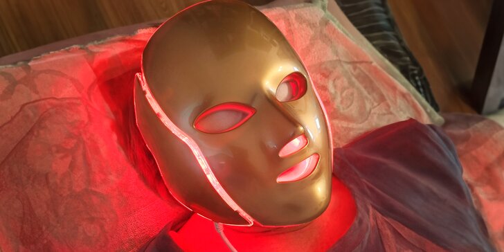Terapie LED světlem na obličej a krk: očištění, peeling i relax s maskou