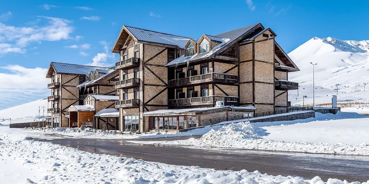 5* turecký hotel Das 3917 přímo u lyžařského střediska: polopenze, krytý bazén, letenka i bodový skipas
