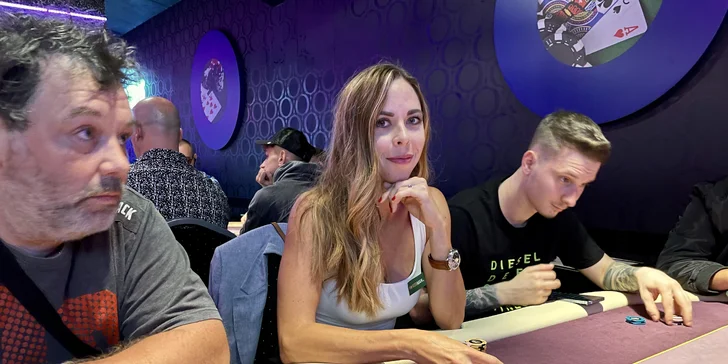 Škola pokeru s profi hráčkou Adélou Pecháčkovou Fořtovou