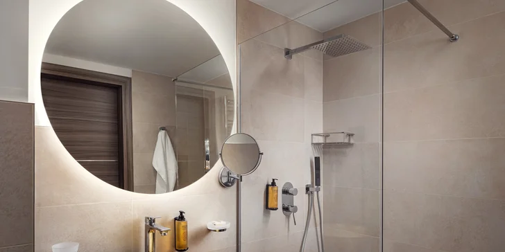 Luxusní butikový hotel v srdci Karlových Varů: 300 m od Vřídelní kolonády, polopenze i procedury