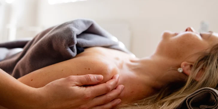 Relaxační masáž i ceremoniál inspirovaný živly: masáž, kosmetická péče i zábal nebo peeling