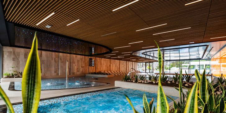 Spa resort u Baltu: snídaně, 5 druhů saun, vyhřáté bazény i jacuzzi, akce 2 děti zdarma