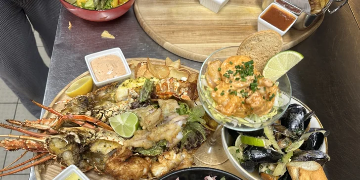 Ve druhé varianty vaše chuťové pohárky potěší langusta nebo carpaccio z chobotnice, hlavní jídlo obstará celá langusta na grilu a v kokosové tempuře, slávky a další dobroty.