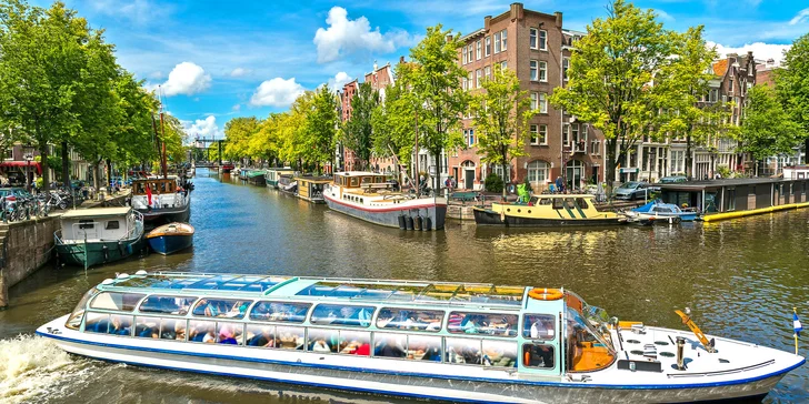 Amsterdam si prohlédnete i z neobvyklých úhlů - třeba při plavbě lodí.