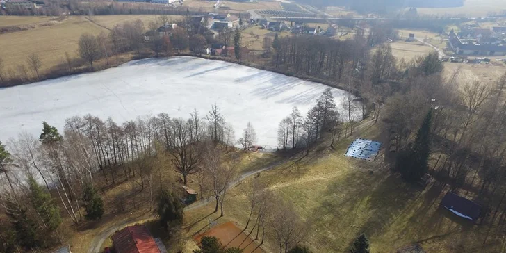V areálu je několik sportovních hřišť, dvě ohniště i lodičky.