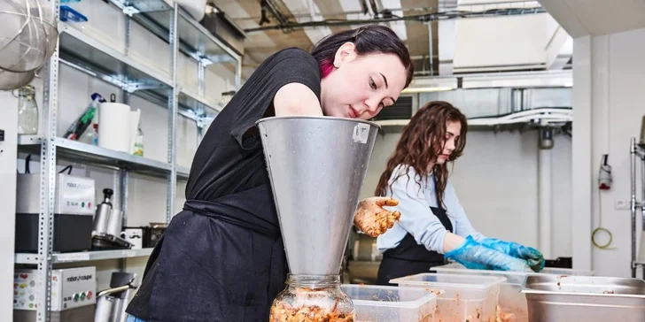 Domů si odnesete sklenici o hmotnosti 3,5 kg vlastnoručně připraveného kimchi.