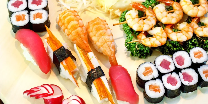 Menu je plné sushi všech druhů, ale také sashimi, polévek a salátů. Sleva platí jednoduše na vše. 