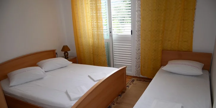 Každé studio nebo apartmán má 1 nebo 2 ložnice, kuchyňku s lednicí, sprchu, WC, balkón nebo terasu.