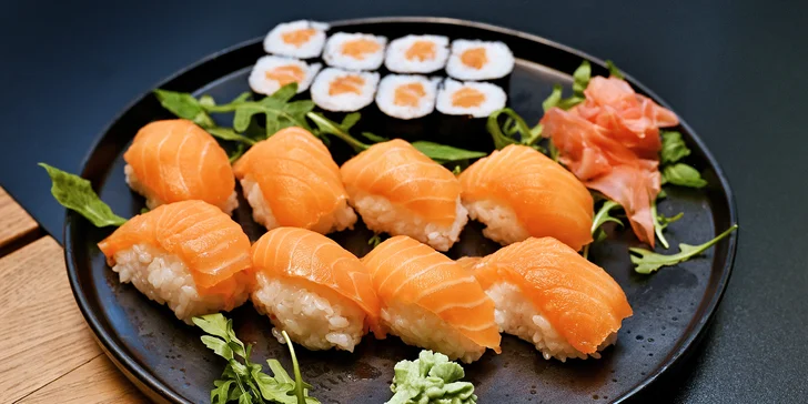 Osvěžit se můžete domácími limonádami, džusem i ledovým čajem (S34 losos sushi 16ks). 