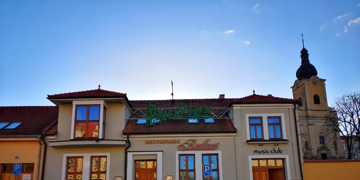 Večeře si vychutnáte v restauraci Baltaci hned naproti zámku.