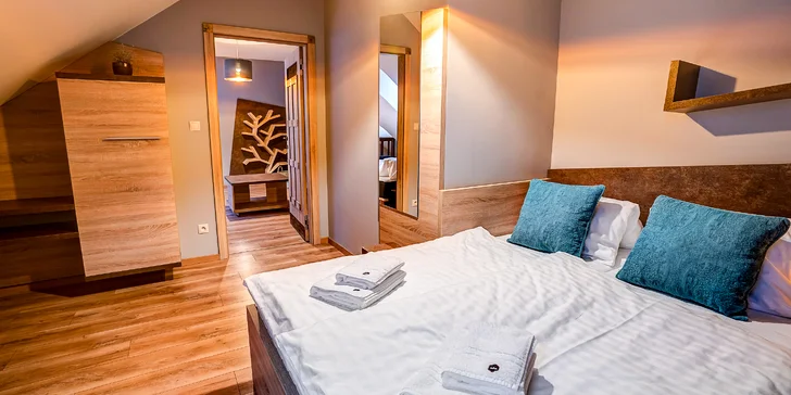 Niektoré apartmány majú aj balkón a v žiadnej z izieb nechýba možnosť prístelky. 