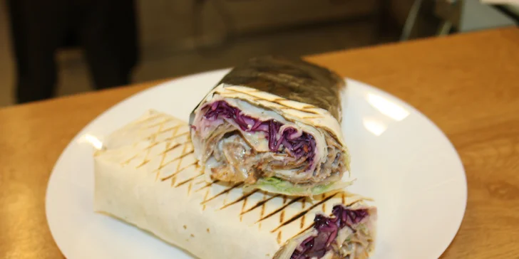 Ochutnejte tradiční dürüm kebab.