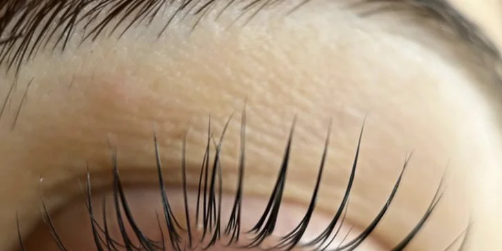 Lash lifting, laminace obočí i prodlužování řas metodou řasa na řasu, 3D nebo 5D