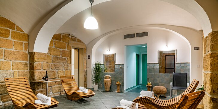 Pobyt ve wellness hotelu v Českém Švýcarsku: neomezeně bazén a sauna, snídaně, večeře s vínem
