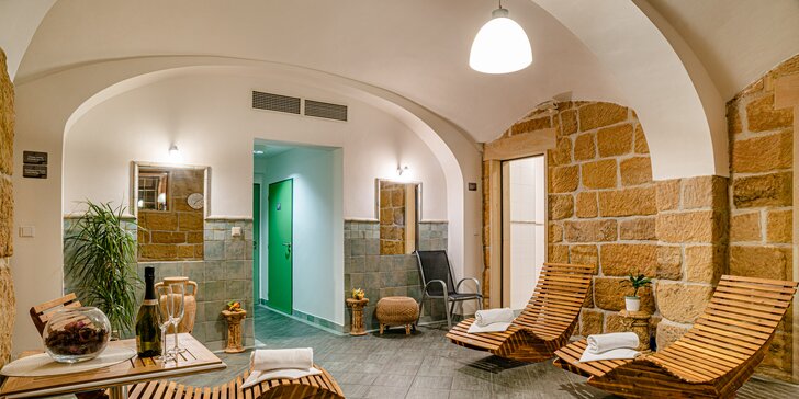 Pobyt ve wellness hotelu v Českém Švýcarsku: neomezeně bazén a sauna, snídaně, večeře s vínem